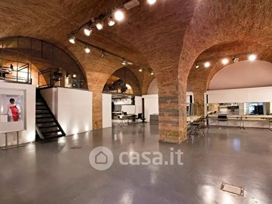 Immagine 1 di Locale commerciale in vendita  in Piazza del Luogo Pio a Livorno