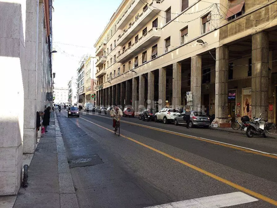 Immagine 3 di Negozio in affitto  in Via Grande 73 a Livorno