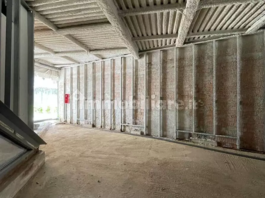 Immagine 4 di Negozio in vendita  in Via Roma 3B a Livorno