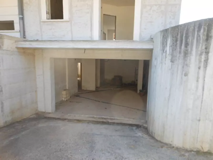 Immagine 10 di Villa in vendita  a Vairano Patenora