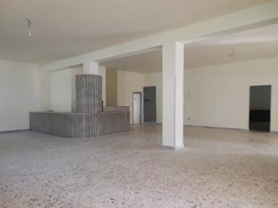 Immagine 2 di Locale commerciale in vendita  a Presenzano