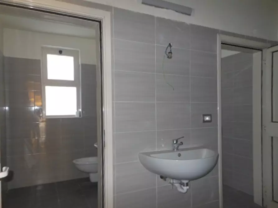 Immagine 8 di Locale commerciale in vendita  a Presenzano