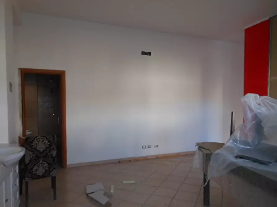 Immagine 6 di Locale commerciale in vendita  a Vairano Patenora