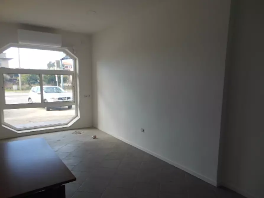 Immagine 6 di Locale commerciale in vendita  in VIA NAPOLI a Vairano Patenora