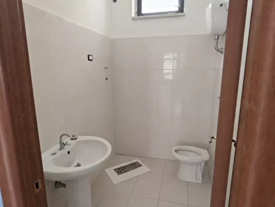 Immagine 6 di Locale commerciale in affitto  in Via Napoli 208 a Vairano Patenora