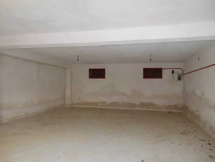 Immagine 11 di Locale commerciale in vendita  a Pietramelara