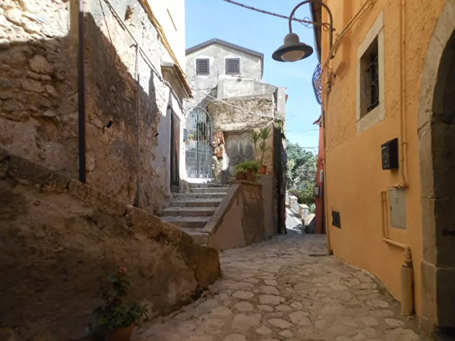 Immagine 1 di Porzione di casa in vendita  a Pietravairano