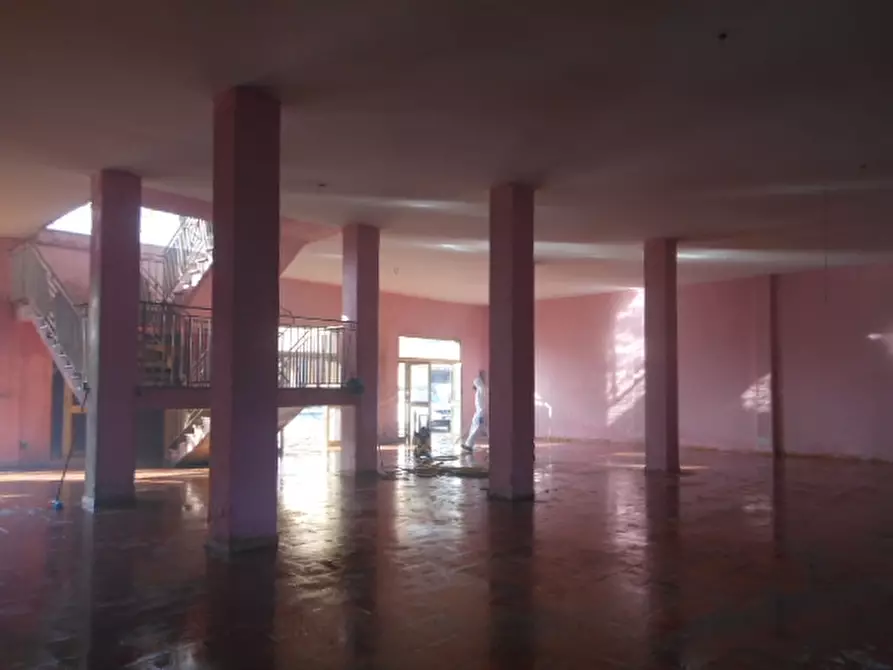 Immagine 9 di Locale commerciale in affitto  a Vairano Patenora