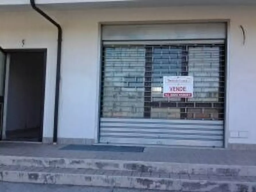 Immagine 1 di Locale commerciale in vendita  a Vairano Patenora