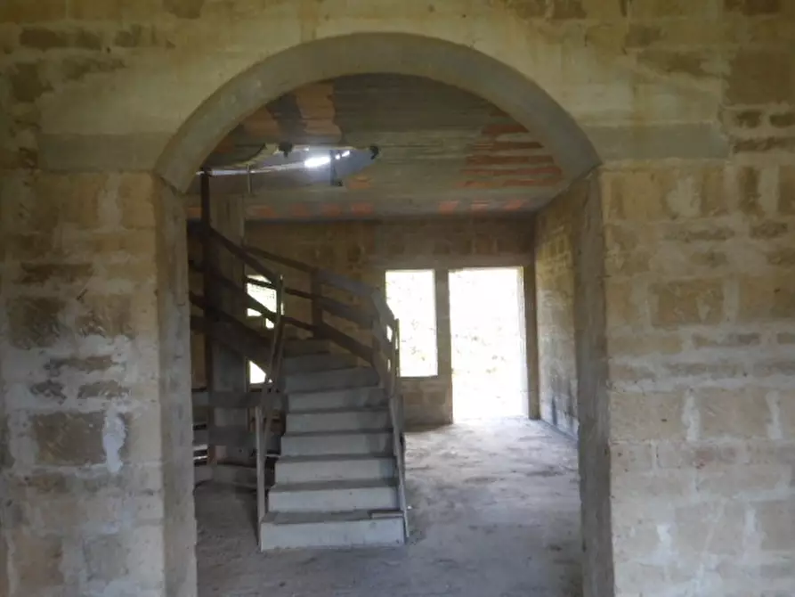 Immagine 15 di Locale commerciale in vendita  in VIA TAVERNA MELE a Calvi Risorta