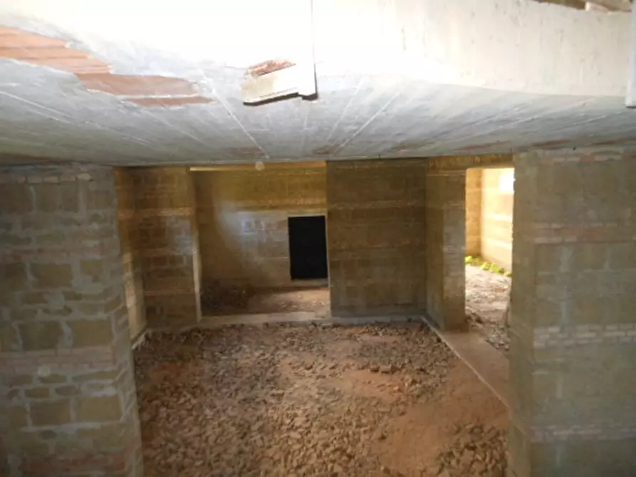 Immagine 17 di Locale commerciale in vendita  in VIA TAVERNA MELE a Calvi Risorta