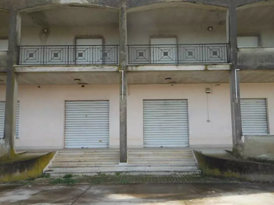 Immagine 3 di Negozio in vendita  in Via Montano a Caianello