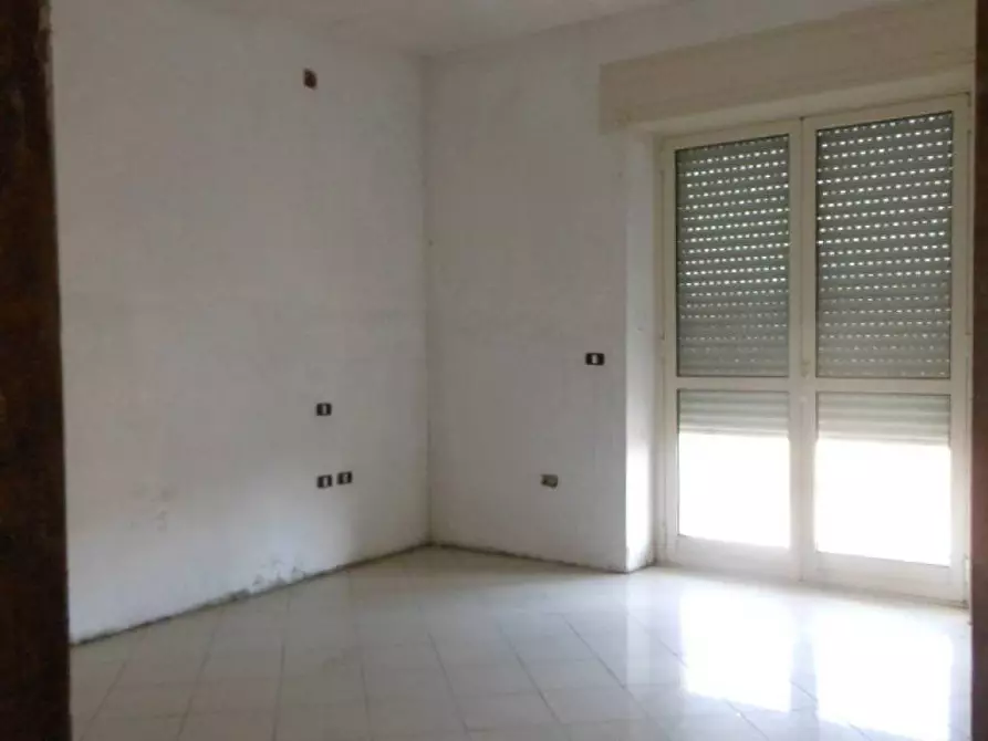 Immagine 4 di Negozio in vendita  in Via Montano a Caianello