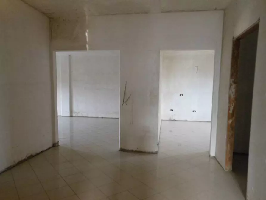 Immagine 5 di Negozio in vendita  in Via Montano a Caianello