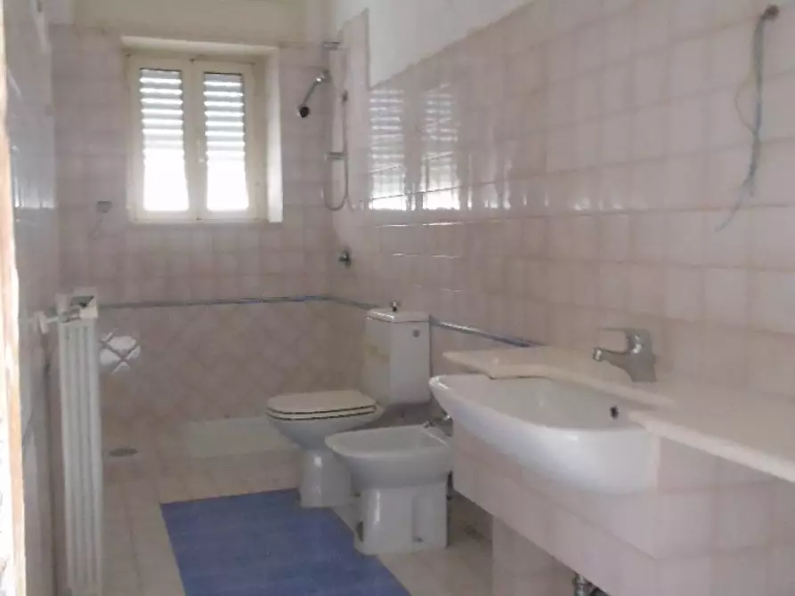 Immagine 5 di Negozio in vendita  in Via Montano a Caianello