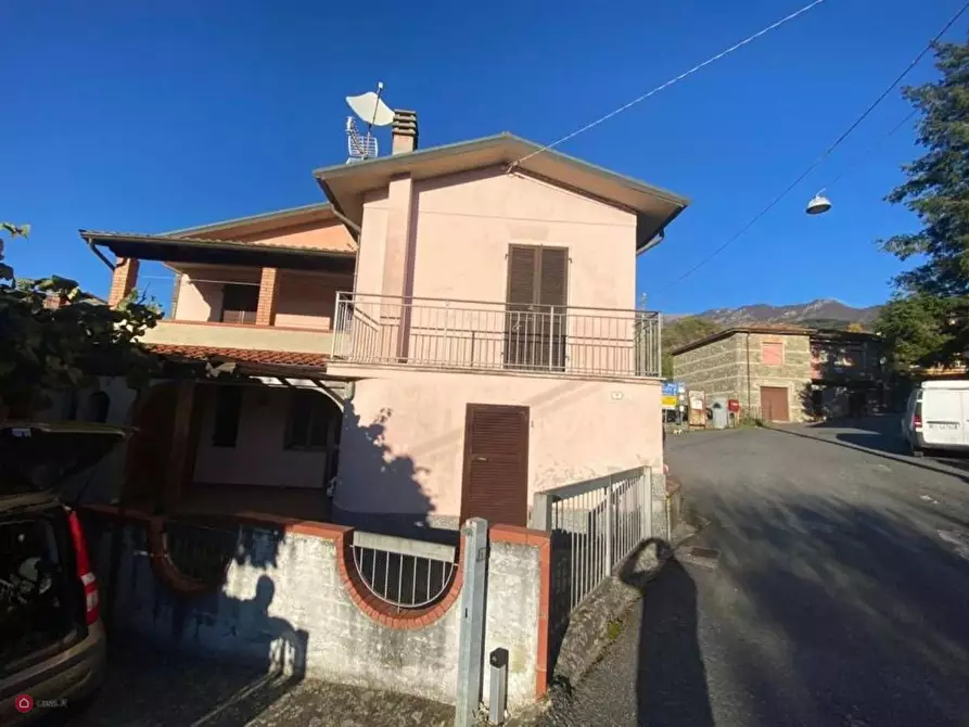 Immagine 1 di Villa in vendita  a Bagnone