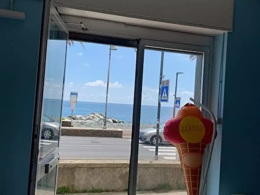 Immagine 2 di Attività commerciale in vendita  in via aurelia di ponente 48 a Cogoleto