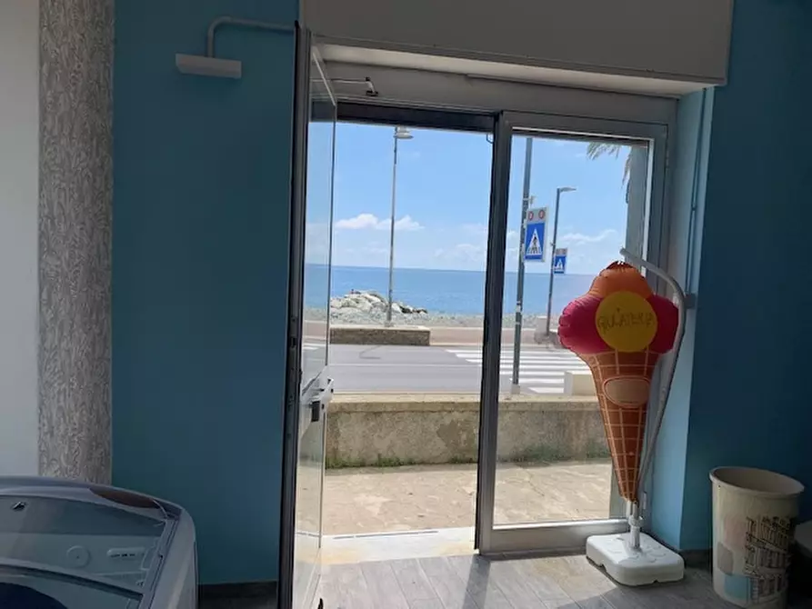 Immagine 3 di Attività commerciale in vendita  in via aurelia di ponente 48 a Cogoleto
