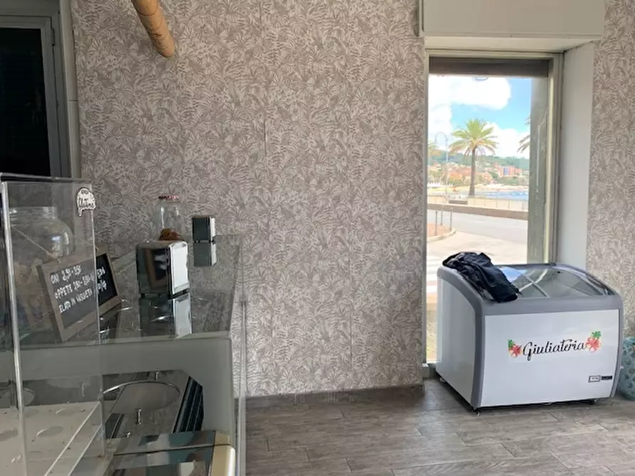 Immagine 4 di Attività commerciale in vendita  in via aurelia di ponente 48 a Cogoleto