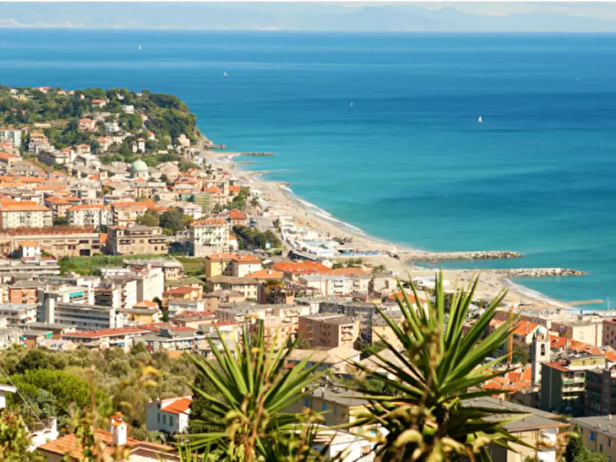 Immagine 1 di Appartamento in vendita  a Varazze