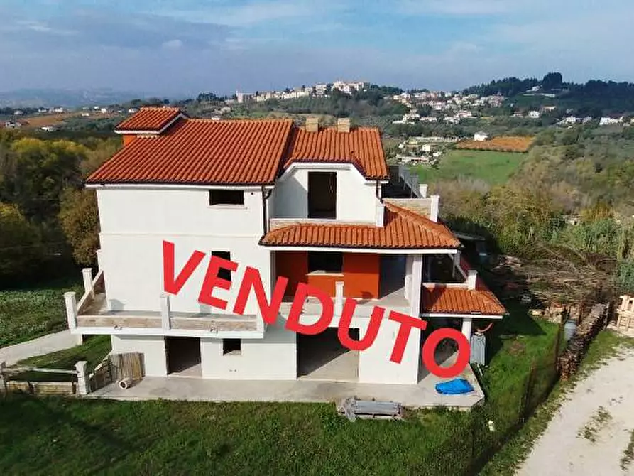 Immagine 1 di Villa in vendita  in Strada Comunale Pescara-Montesilvano a Montesilvano