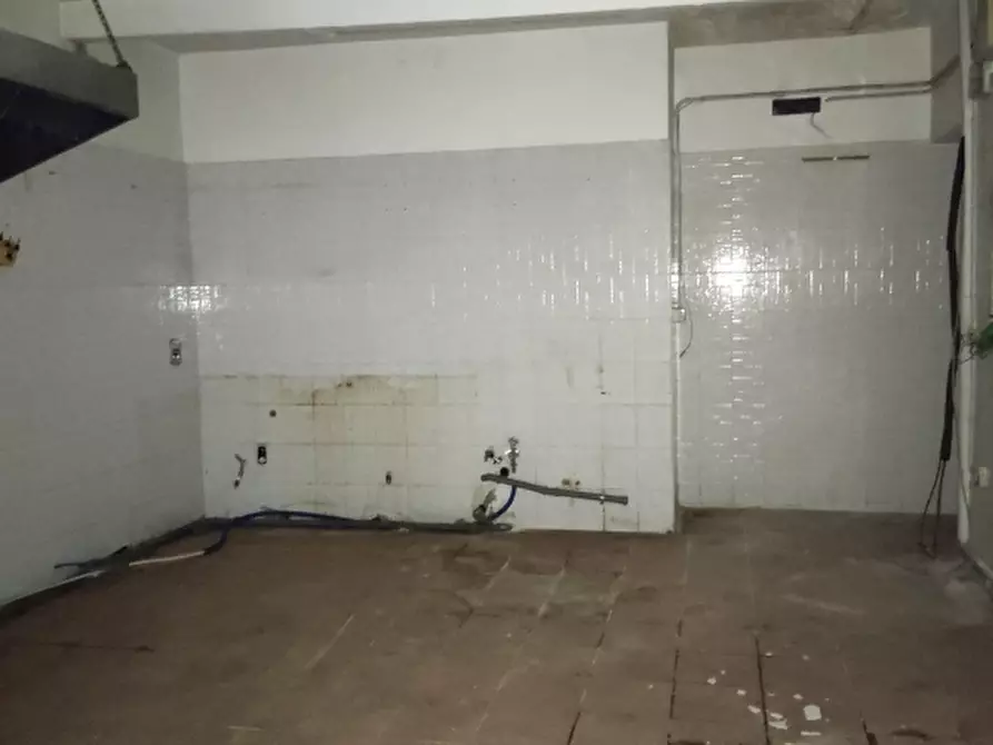 Immagine 3 di Locale commerciale in affitto  a Bari