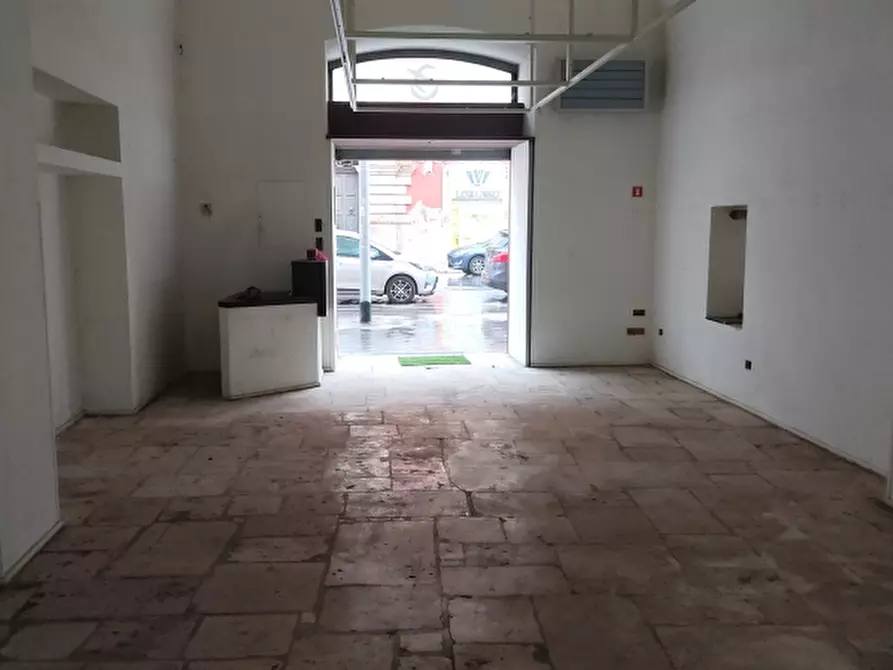 Immagine 10 di Locale commerciale in affitto  a Bari