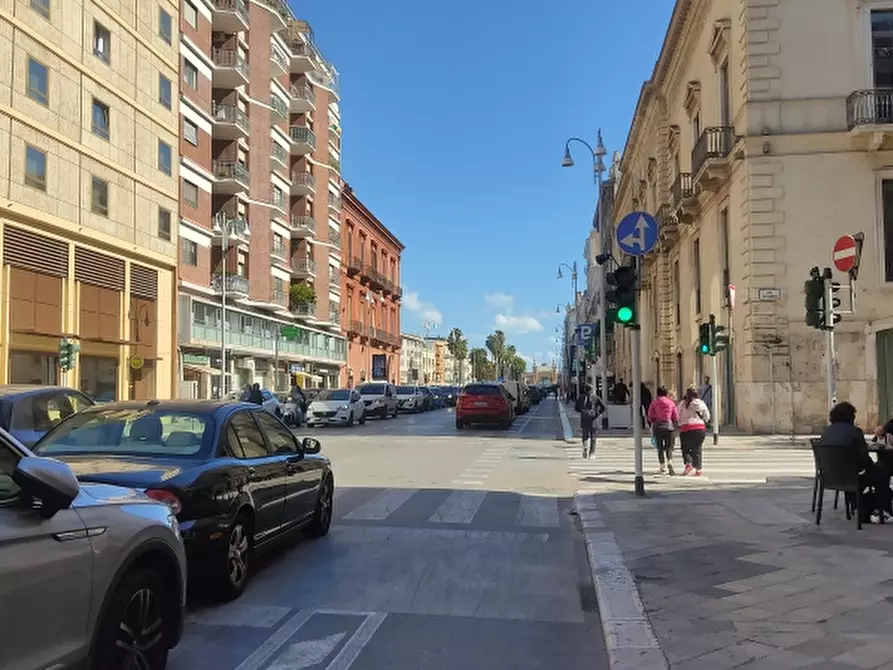 Immagine 1 di Locale commerciale in vendita  a Bari