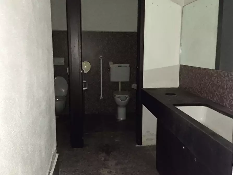 Immagine 4 di Locale commerciale in vendita  a Bari