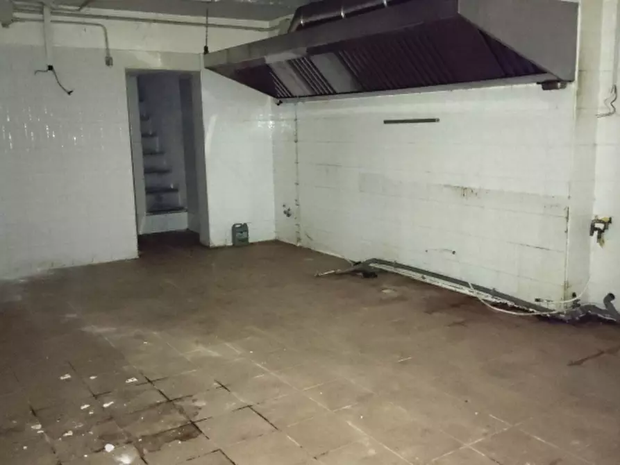 Immagine 5 di Locale commerciale in vendita  a Bari