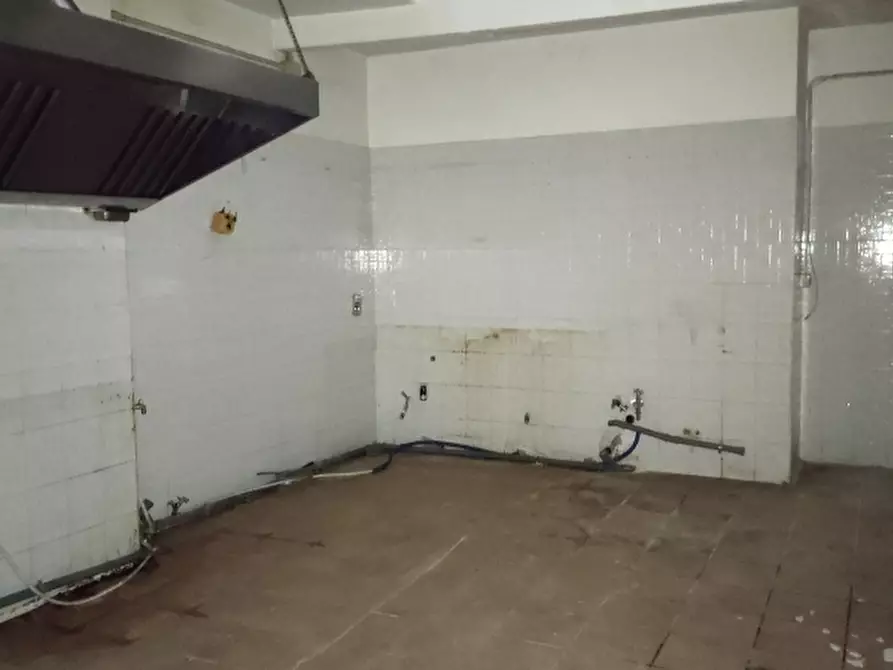 Immagine 7 di Locale commerciale in vendita  a Bari