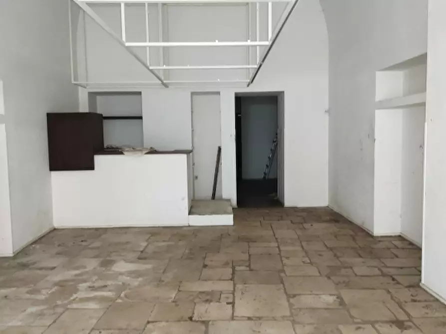 Immagine 8 di Locale commerciale in vendita  a Bari