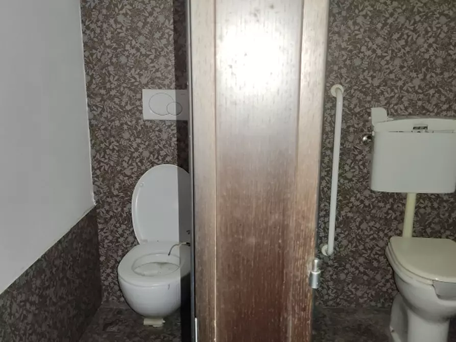 Immagine 9 di Locale commerciale in vendita  a Bari