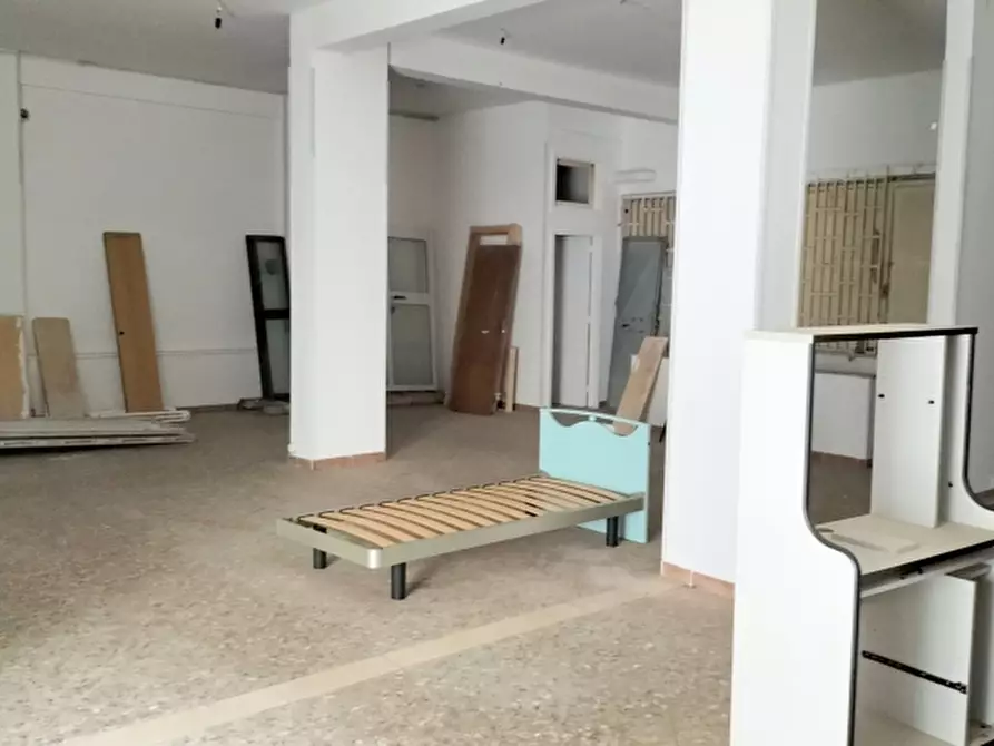 Immagine 3 di Locale commerciale in vendita  in Via Caiati 14 a Sannicandro Di Bari