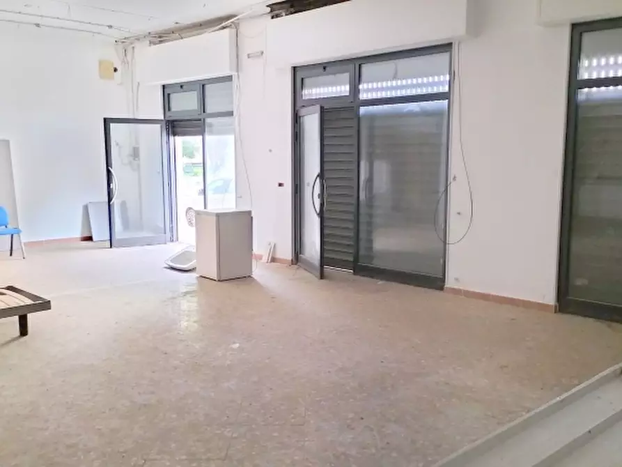 Immagine 4 di Locale commerciale in vendita  in Via Caiati 14 a Sannicandro Di Bari