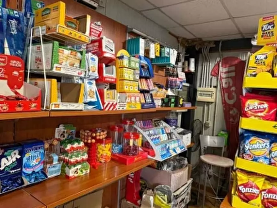 Immagine 3 di Attività commerciale in vendita  a Bari