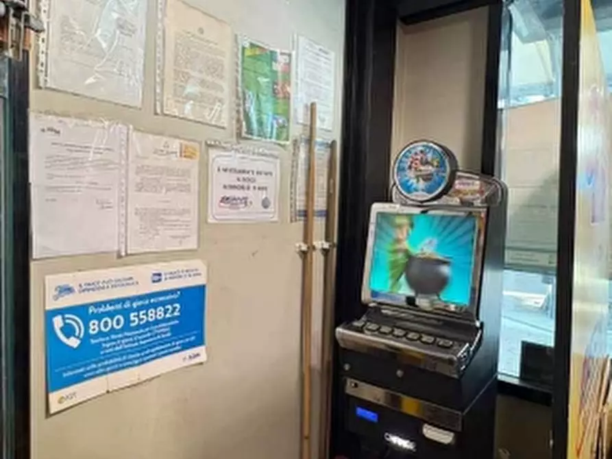 Immagine 5 di Attività commerciale in vendita  a Bari