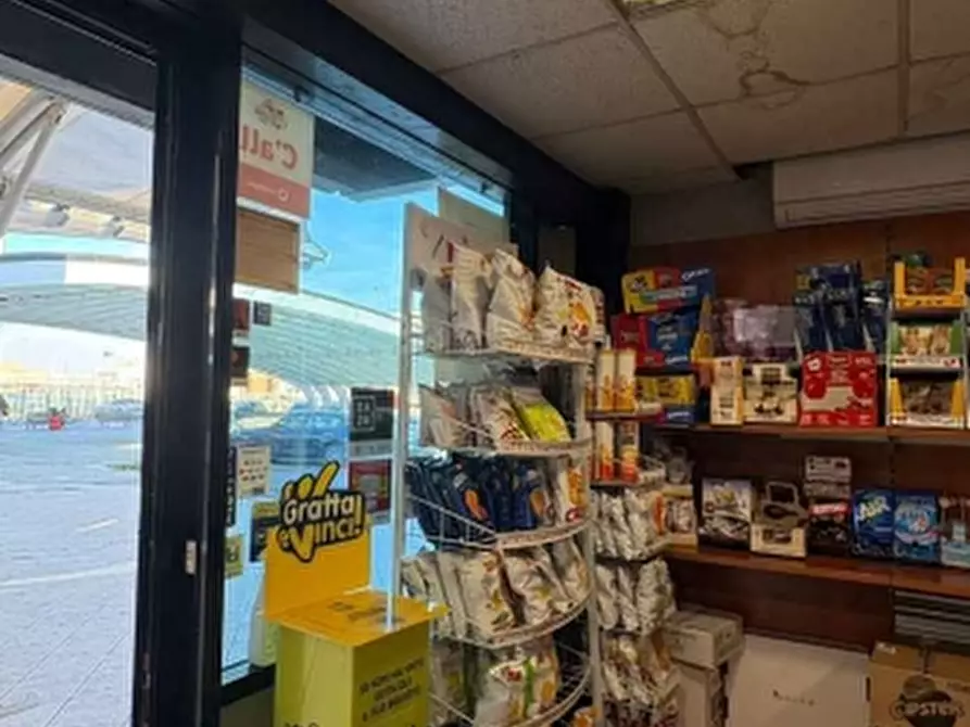 Immagine 6 di Attività commerciale in vendita  a Bari