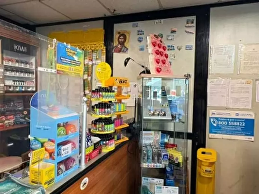 Immagine 7 di Attività commerciale in vendita  a Bari