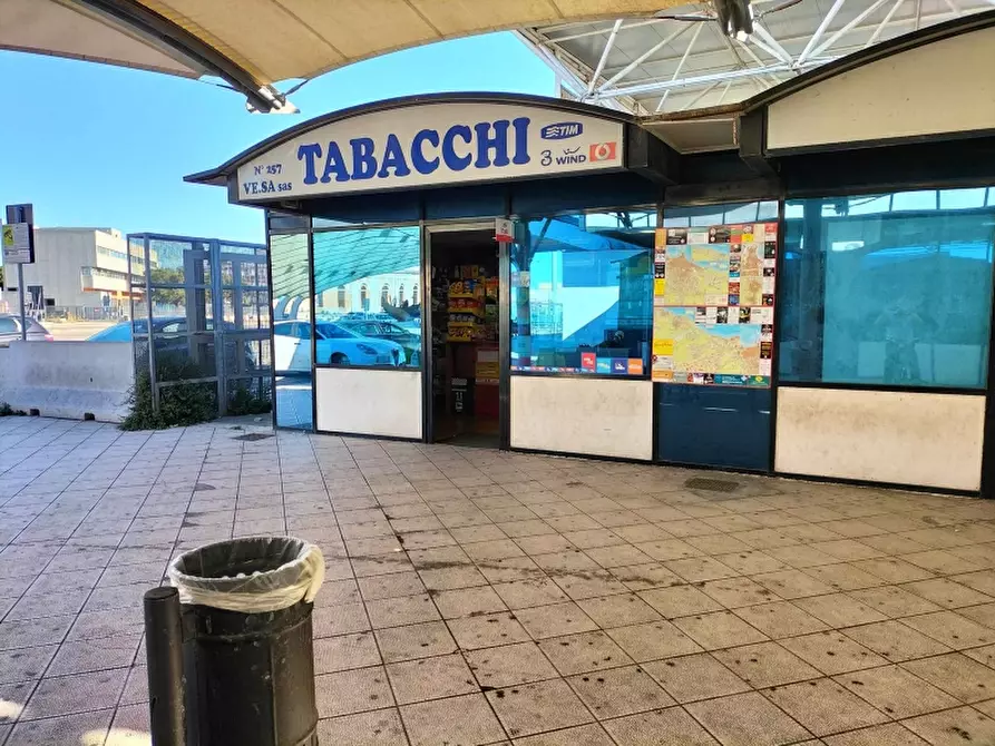 Immagine 9 di Attività commerciale in vendita  a Bari