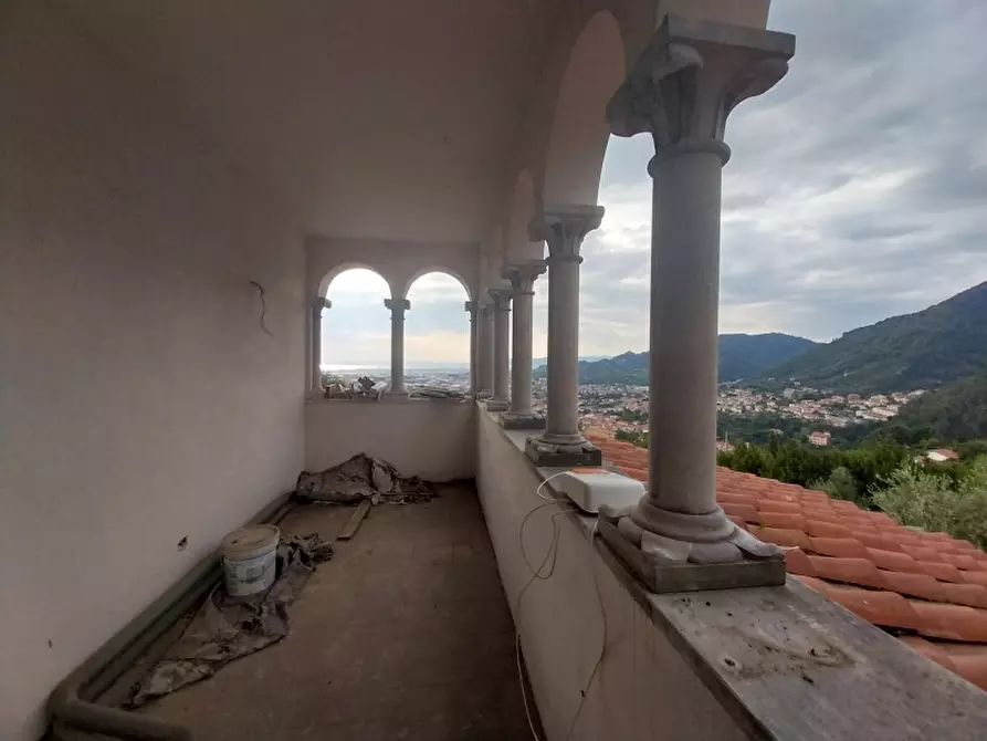 Immagine 32 di Villa in vendita  in Via dei Colli a Massa