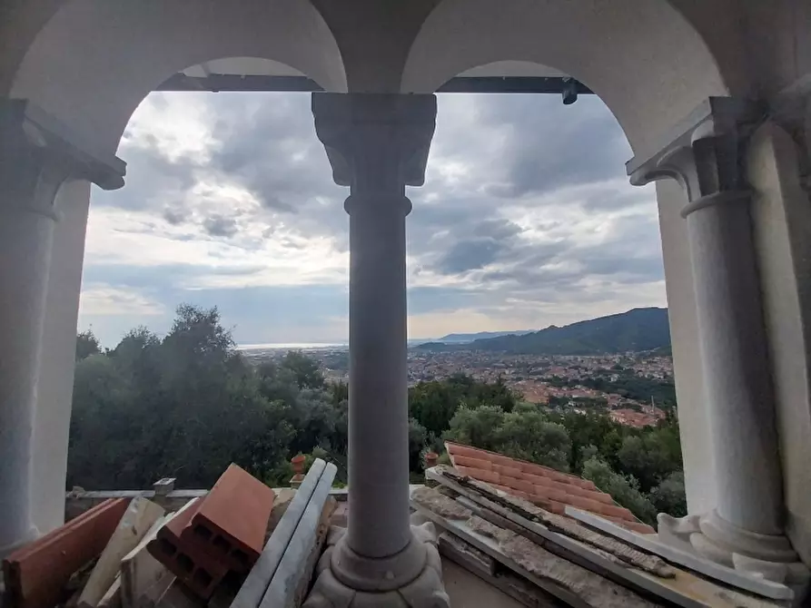 Immagine 34 di Villa in vendita  in Via dei Colli a Massa