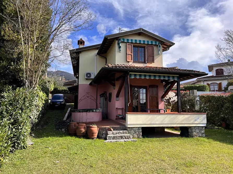 Immagine 1 di Villa in vendita  in Via Traversagna a Pietrasanta