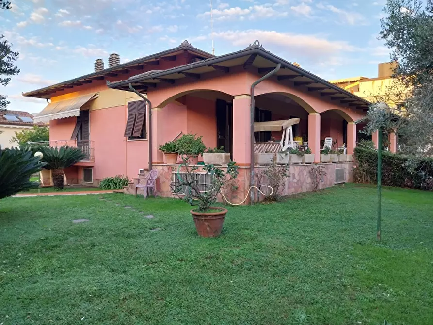 Immagine 1 di Villa in vendita  a Carrara