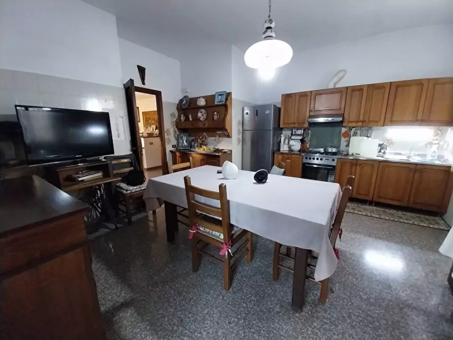 Immagine 11 di Villa in vendita  a Carrara