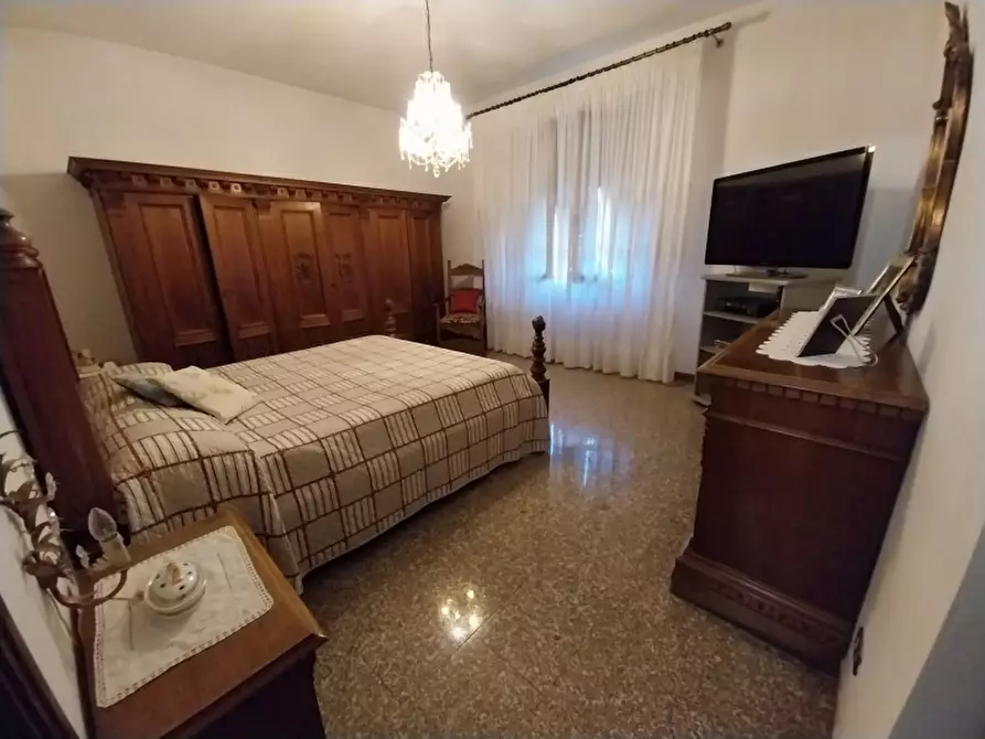 Immagine 16 di Villa in vendita  a Carrara