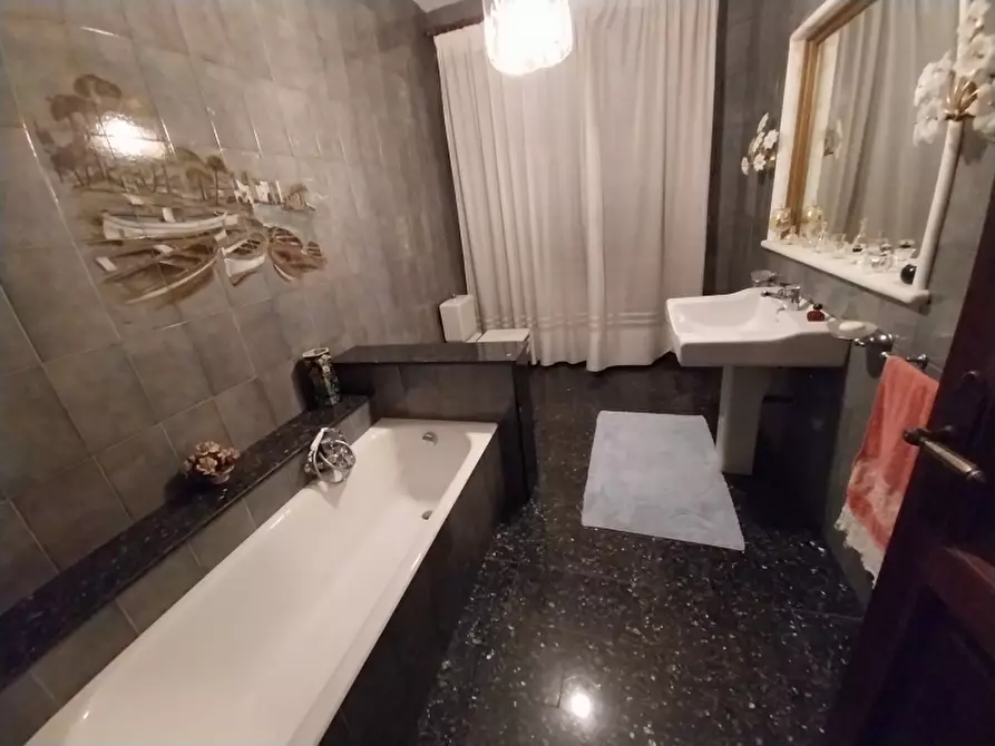 Immagine 17 di Villa in vendita  a Carrara