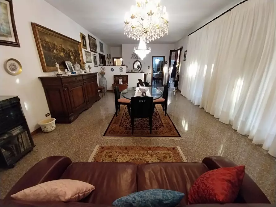 Immagine 18 di Villa in vendita  a Carrara