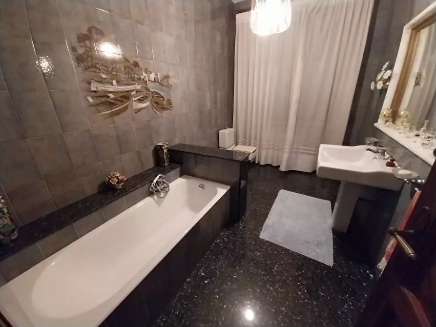 Immagine 19 di Villa in vendita  a Carrara