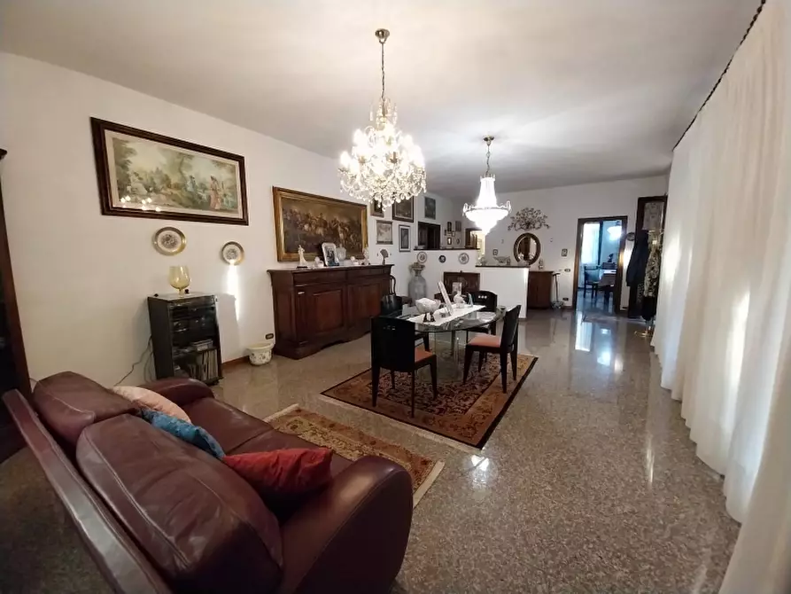 Immagine 20 di Villa in vendita  a Carrara